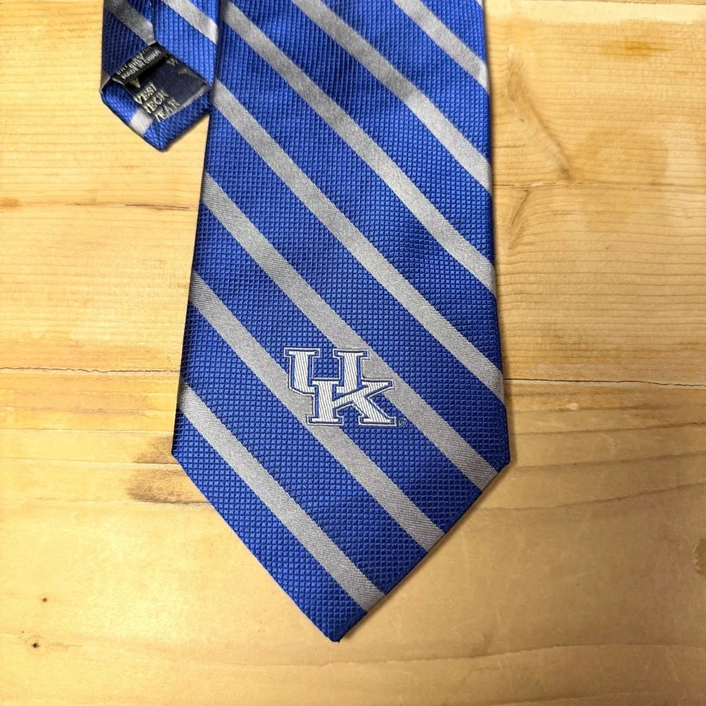 Vesi University of Kentucky Wildcats Mens Silk Tie Blue‎ Silver Striped UK Logo